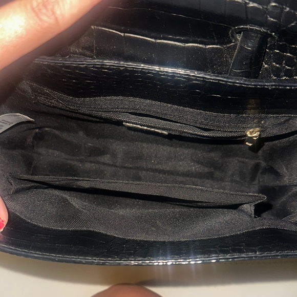 Elegant Black Crocodile-Embossed Handbag - Picture 4 of 4